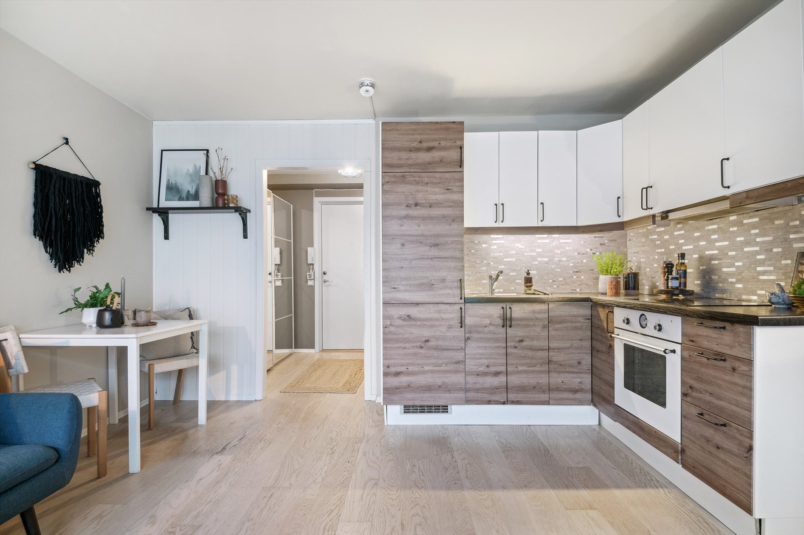 Kjøkkeninnredning fra ca. 2010 med fronter fra ca. 2018. Galleribilde