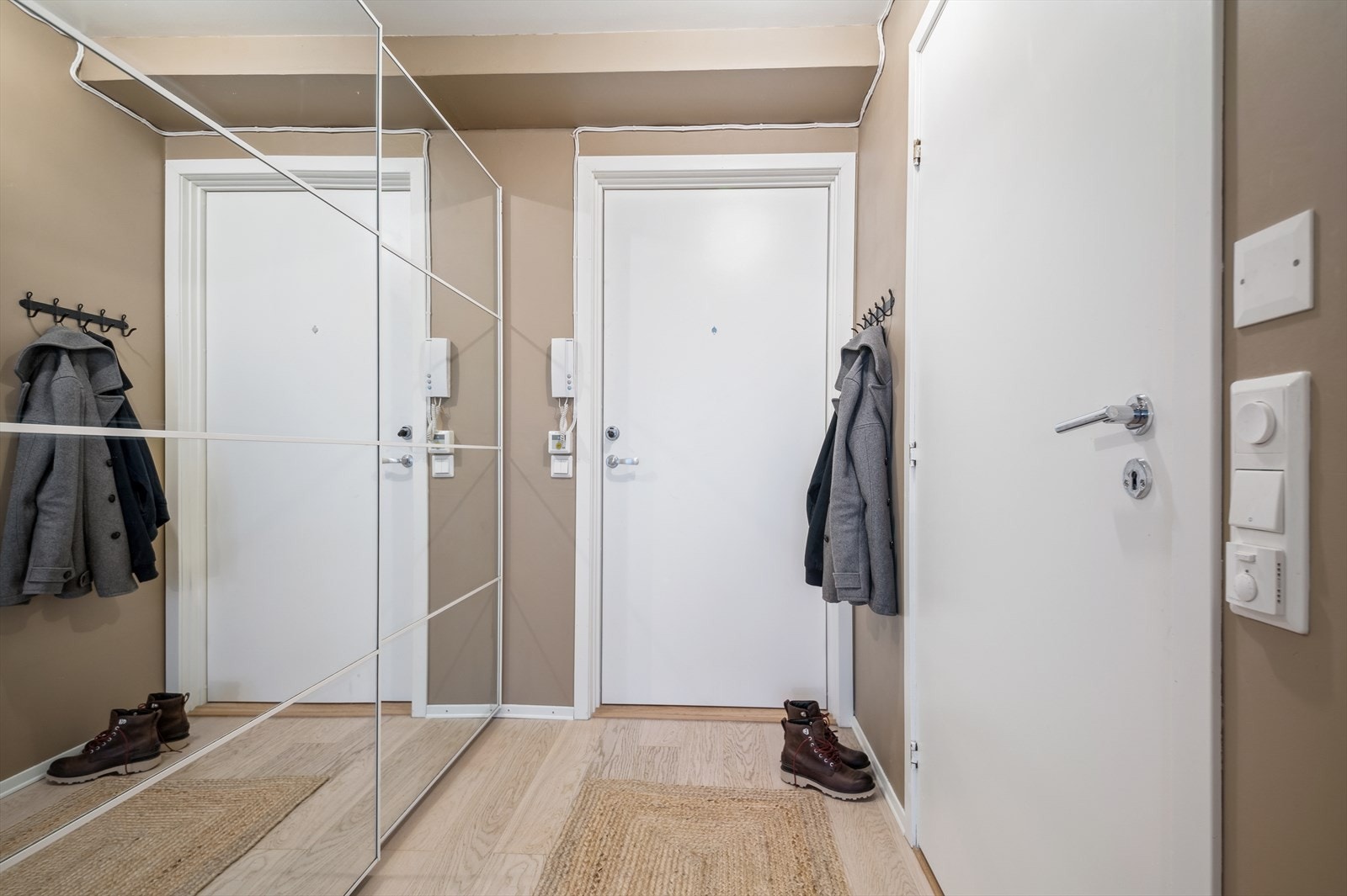 Lys og innbydende entré med callinganlegg og god plass til å henge fra yttertøy og sette fra sko. Galleribilde