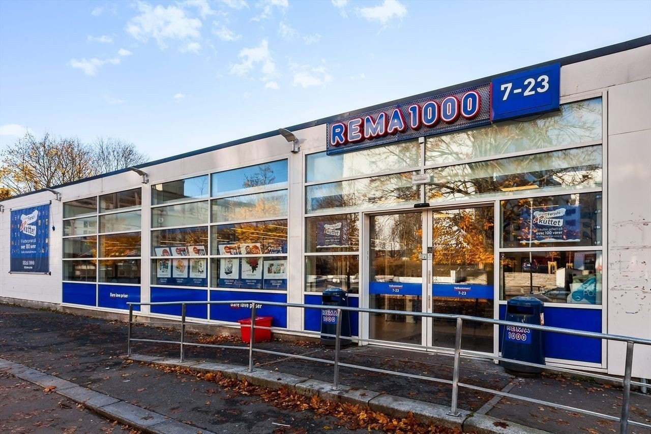 Det er umiddelbar nærhet til Hovseter Torg der det er frukt- og grønthandel og en Rema 1000 butikk. Galleribilde