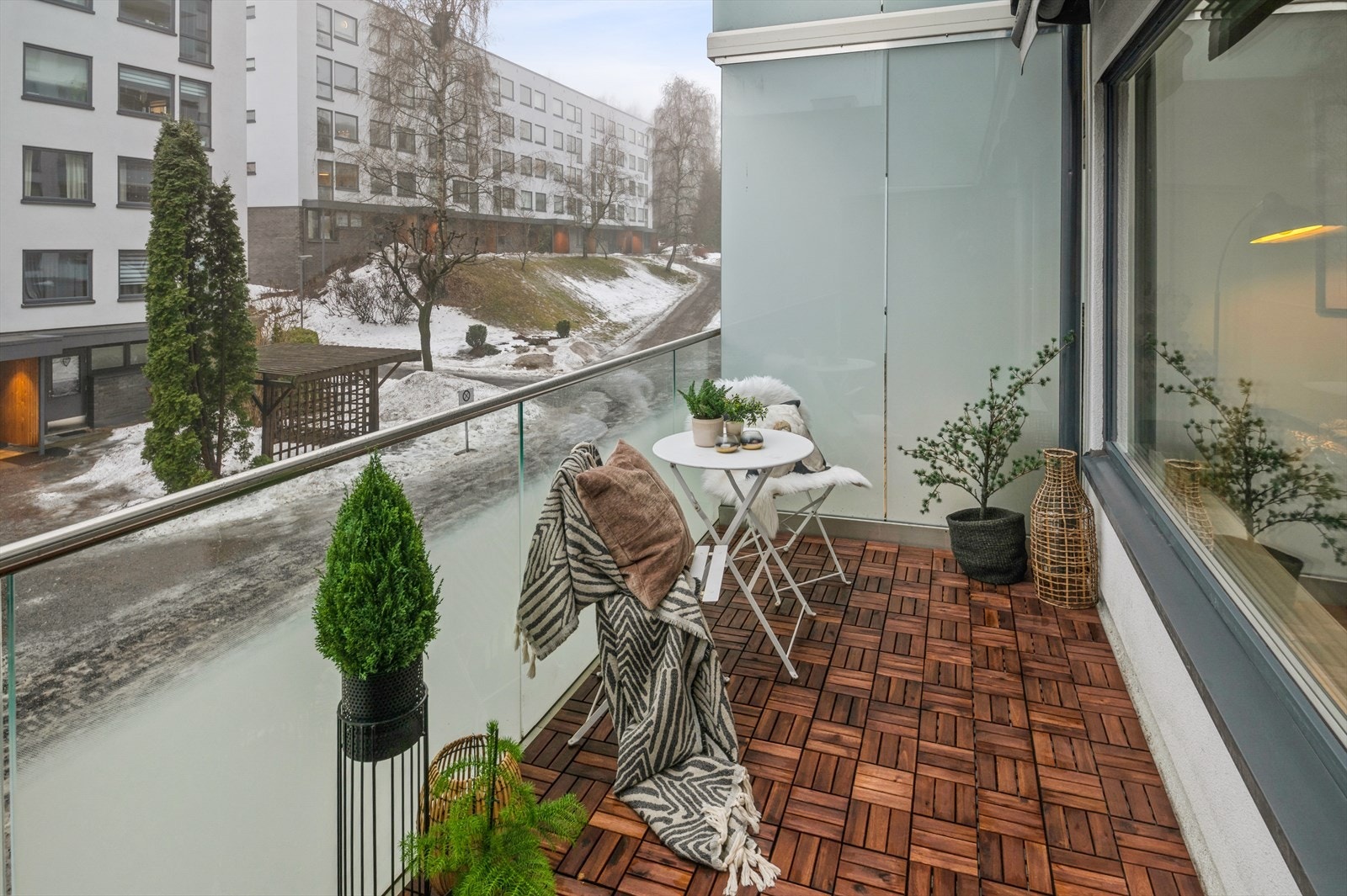 Det er i 2020 utført arbeider med rehabilitering av fasader og balkonger, utskifting av vinduer, terrassedører m.m. i borettslaget. Galleribilde