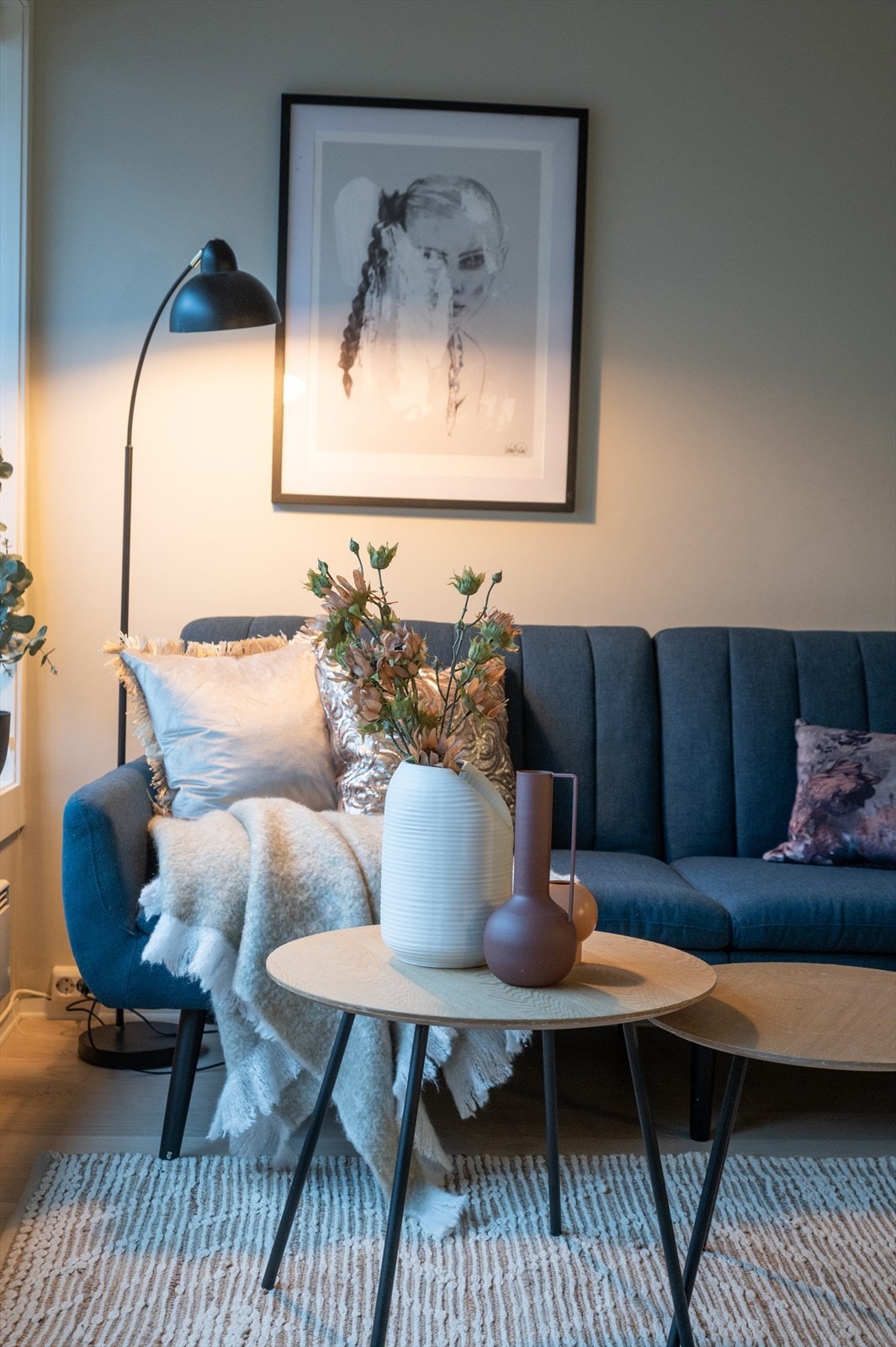 Boligen er påkostet med bl.a. parkettgulv og fronter på kjøkken i 2018, Flere vegger er nymalt i 2022. Galleribilde