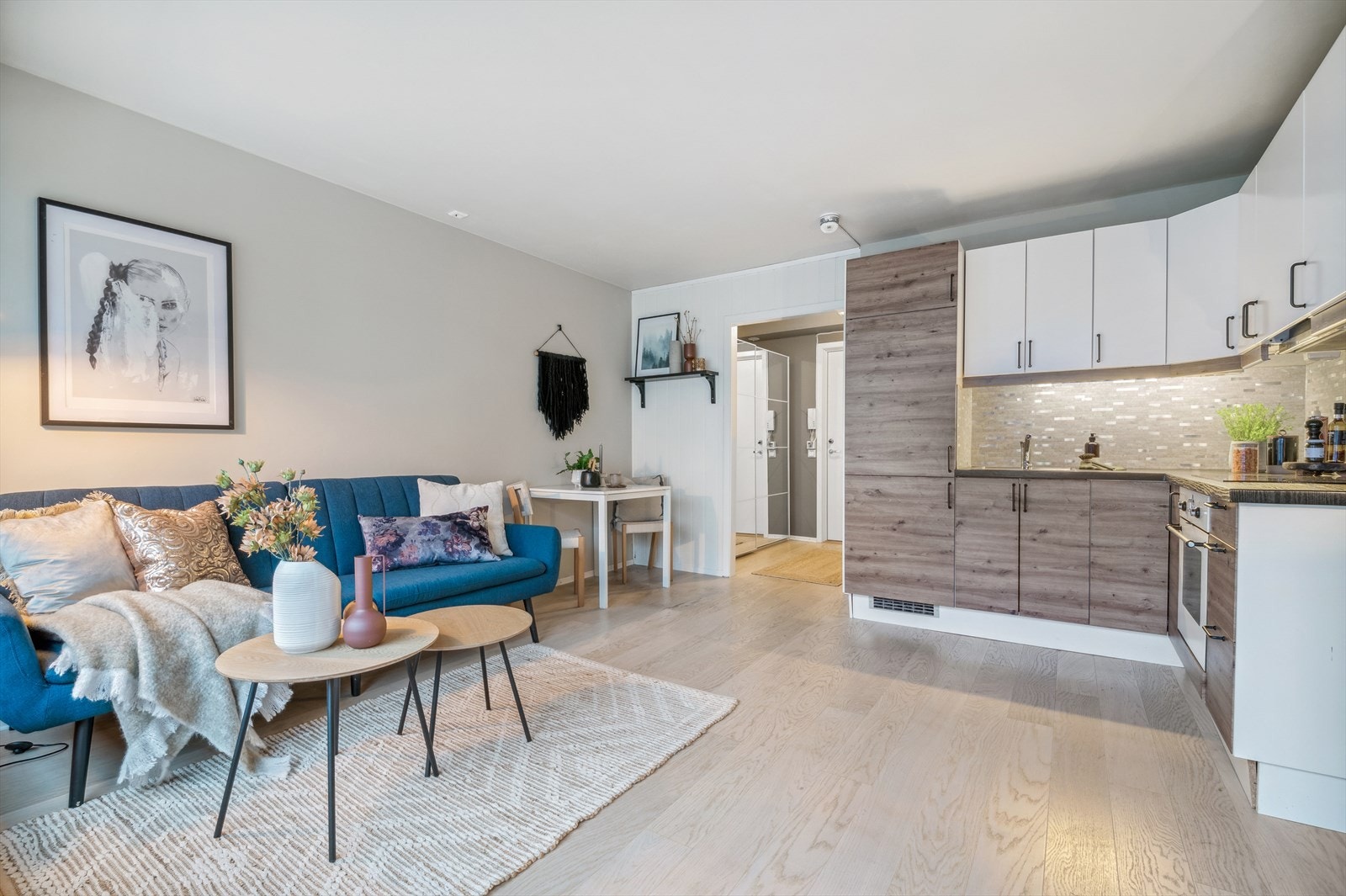 Kjøkkenet er i en sosial åpen løsning mot stuen. Galleribilde