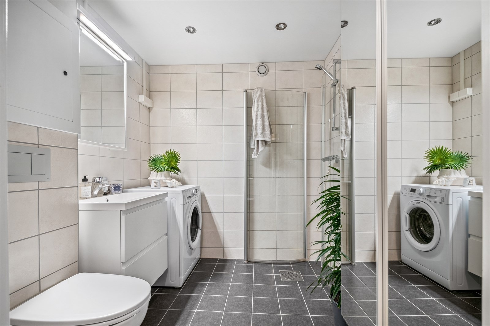 Det delikat flislagte badet er oppusset i 2018, med veggmontert wc, servant, dusj og opplegg til vaskemaskin. Galleribilde