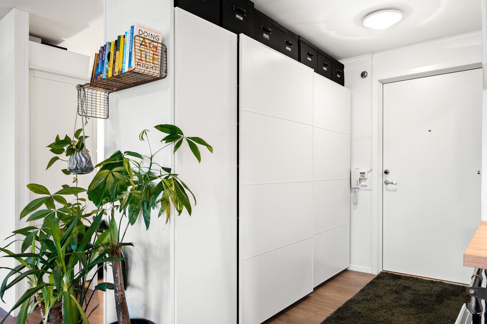 Rikelig med oppbevaringsplass i skyvedørsgarderobe i entré. Galleribilde