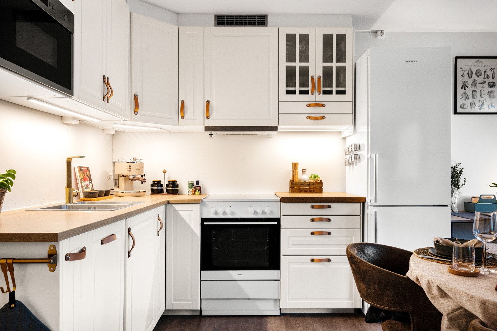 Kjøkkeninnredningen ble montert i 2018 og oppgradert i 2020 med bl.a. flere skap, nye håndtak, ny oppvaskkum og kran, integrert mikro og oppvaskmaskin. Galleribilde