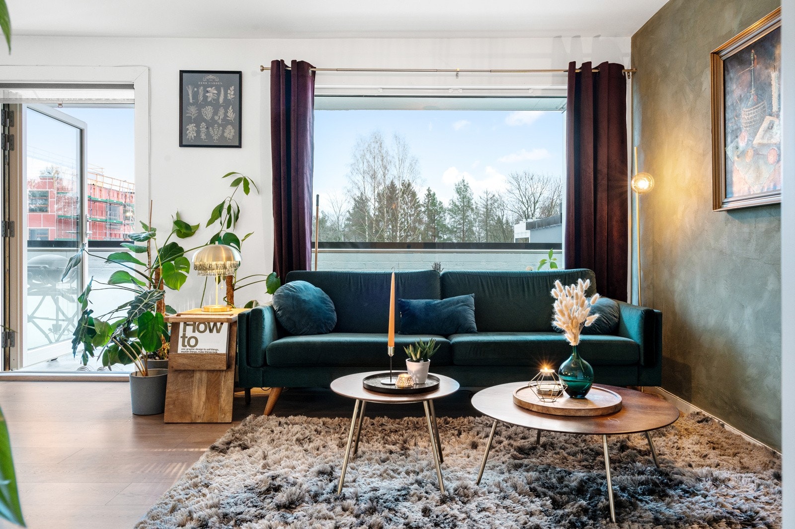 Stuen gir deg plass til både tv- og sofagruppe, plass til spisebord med tilhørende møblement, samt egen krok for ev. hjemmekontor. Galleribilde