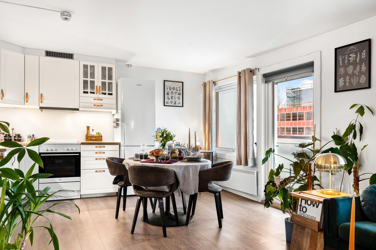 Kjøkkenet er i åpen løsning mot stuen hvor du har rikelig med skap - og benkeplass Galleribilde