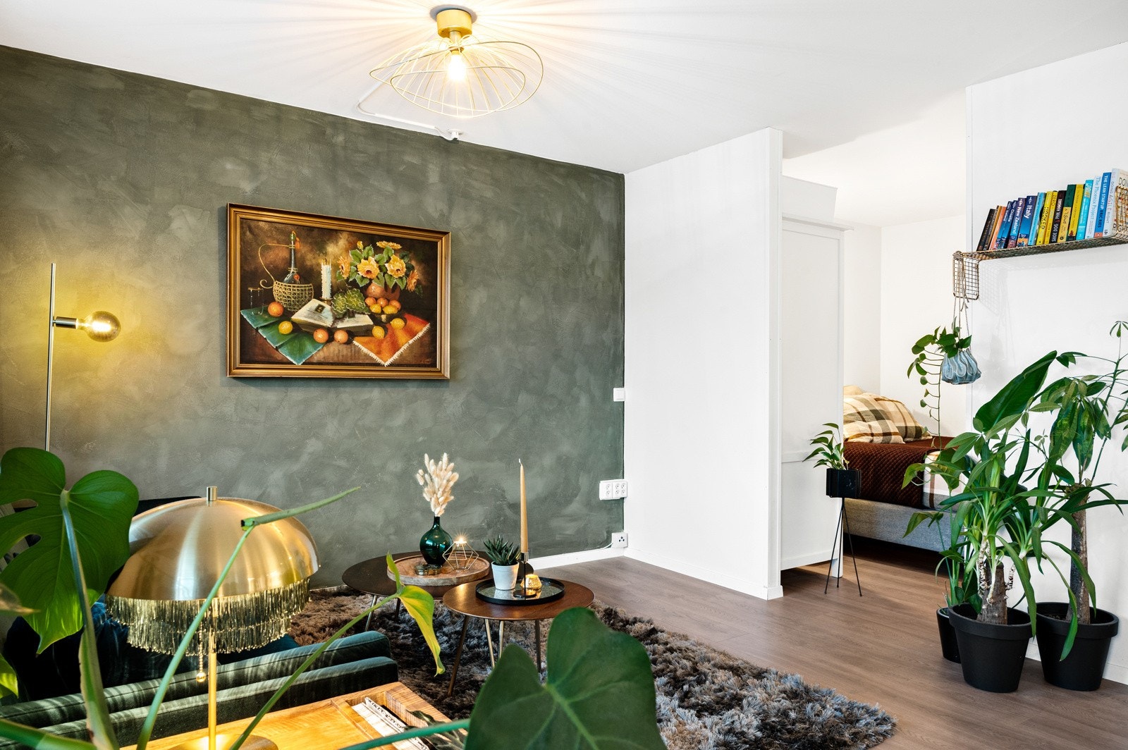 Leiligheten har et alkove, godt adskilt fra resten av leiligheten. Her har du plass til dobbeltseng og garderobeløsning. Galleribilde