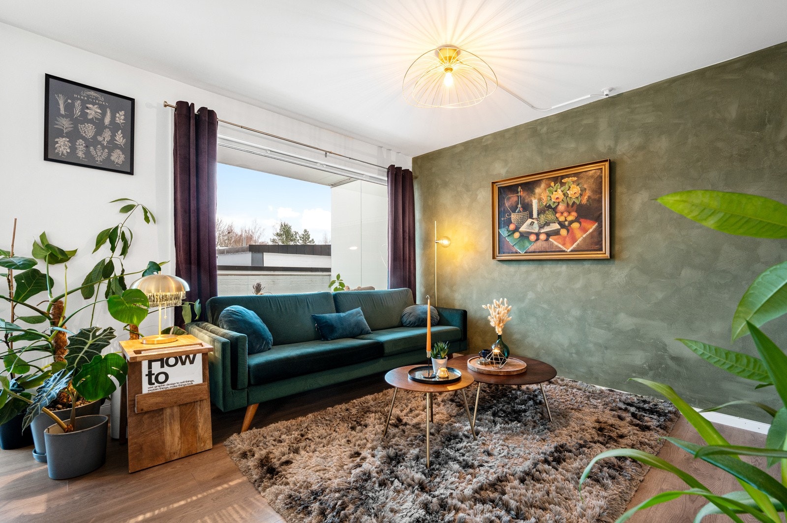 Stuen har store vindusflater som slipper inn rikelig med naturlig lys. Galleribilde