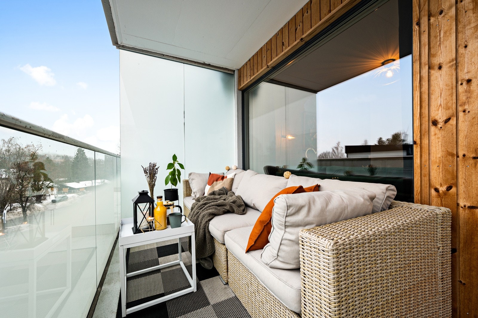 Fra stuen har du utgang til stor balkong på 11 kvm | Rikelig med plass til utemøblement og grill. Galleribilde