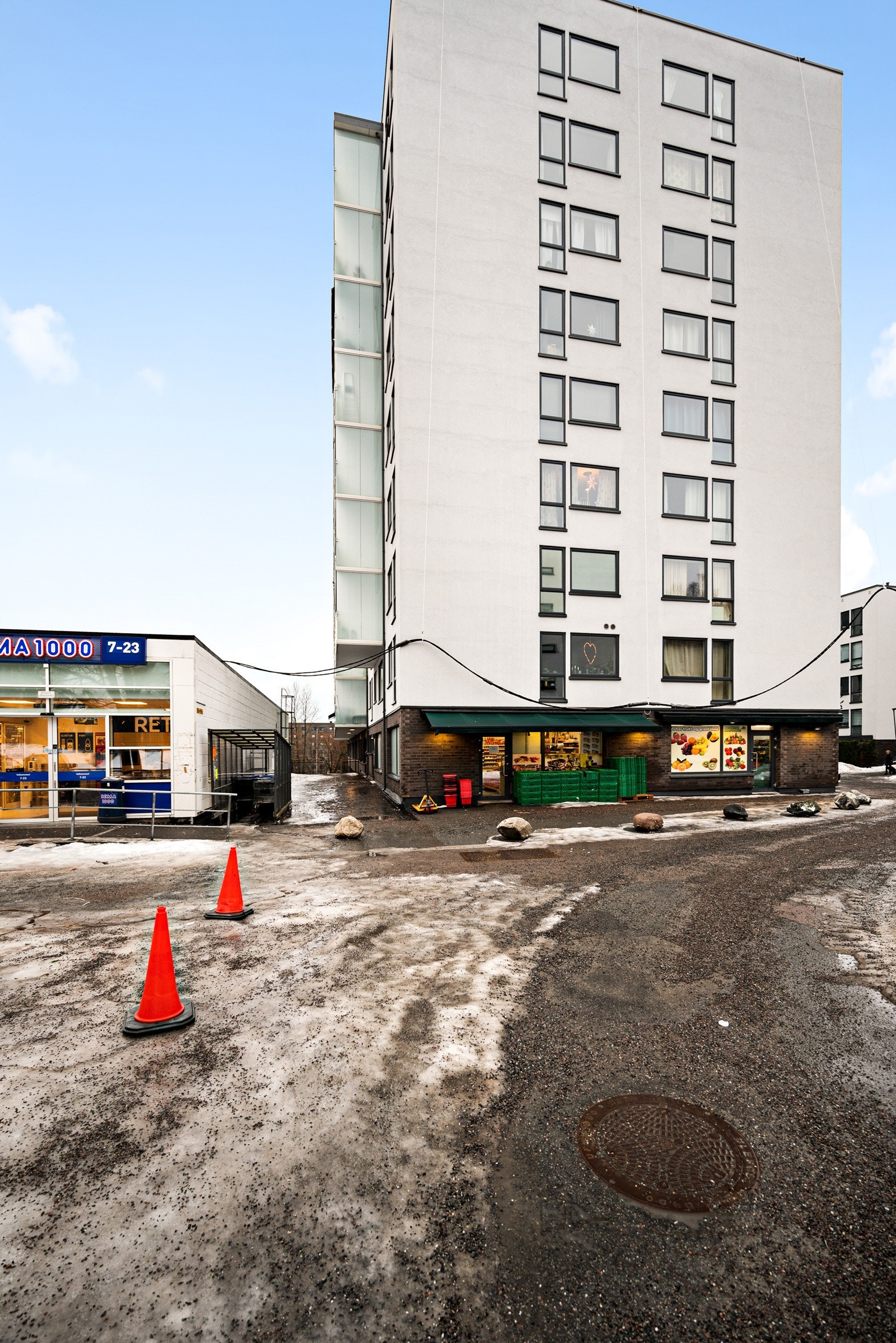 Umiddelbar nærhet til Rema 1000 og en spennende frukt - og grønthandel. Galleribilde