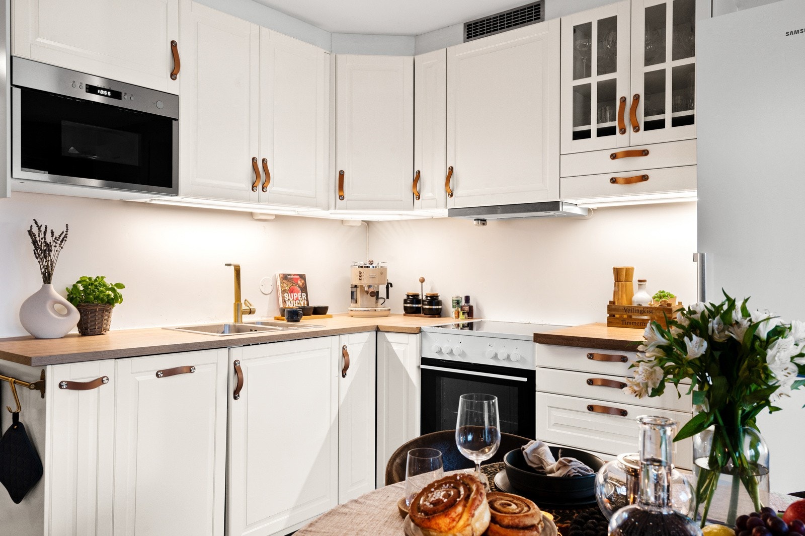 Du har i tillegg komfyr med keramisk platetopp og kjøl/fryseskap, samt waterguard og komfyrvakt. Galleribilde