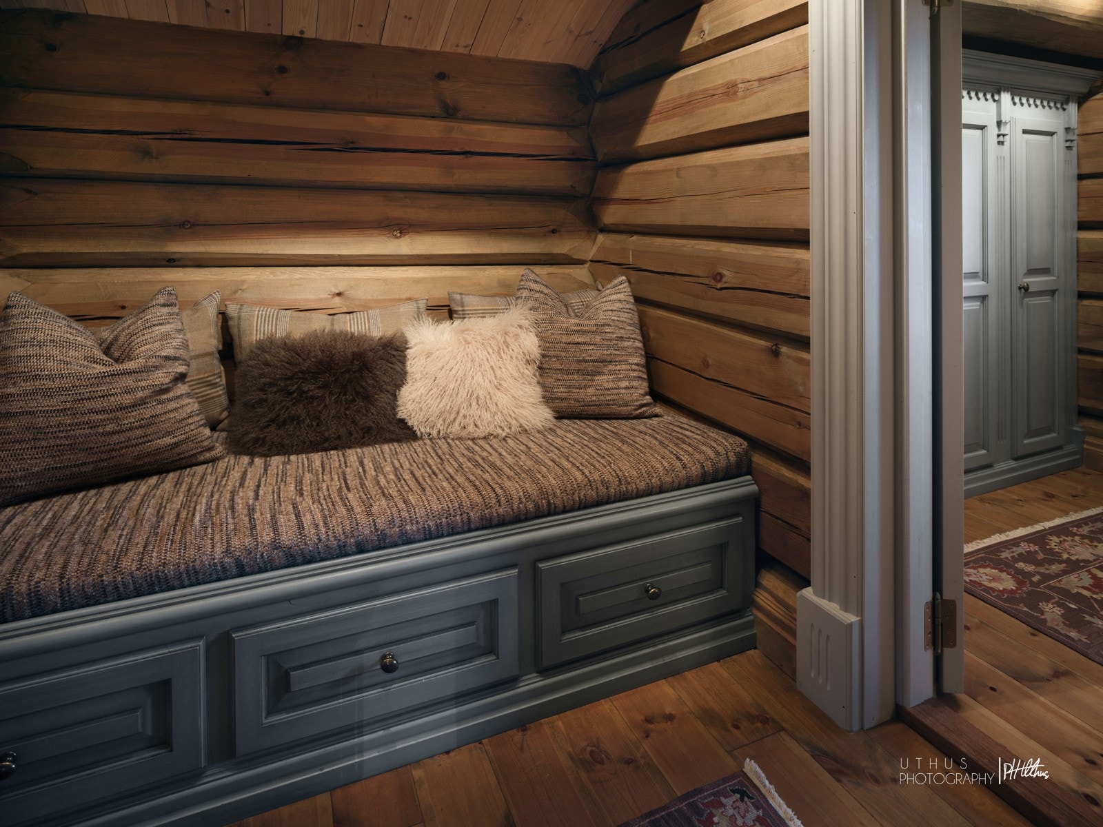 Plassbygget sofabenk i gang andre etasje Galleribilde