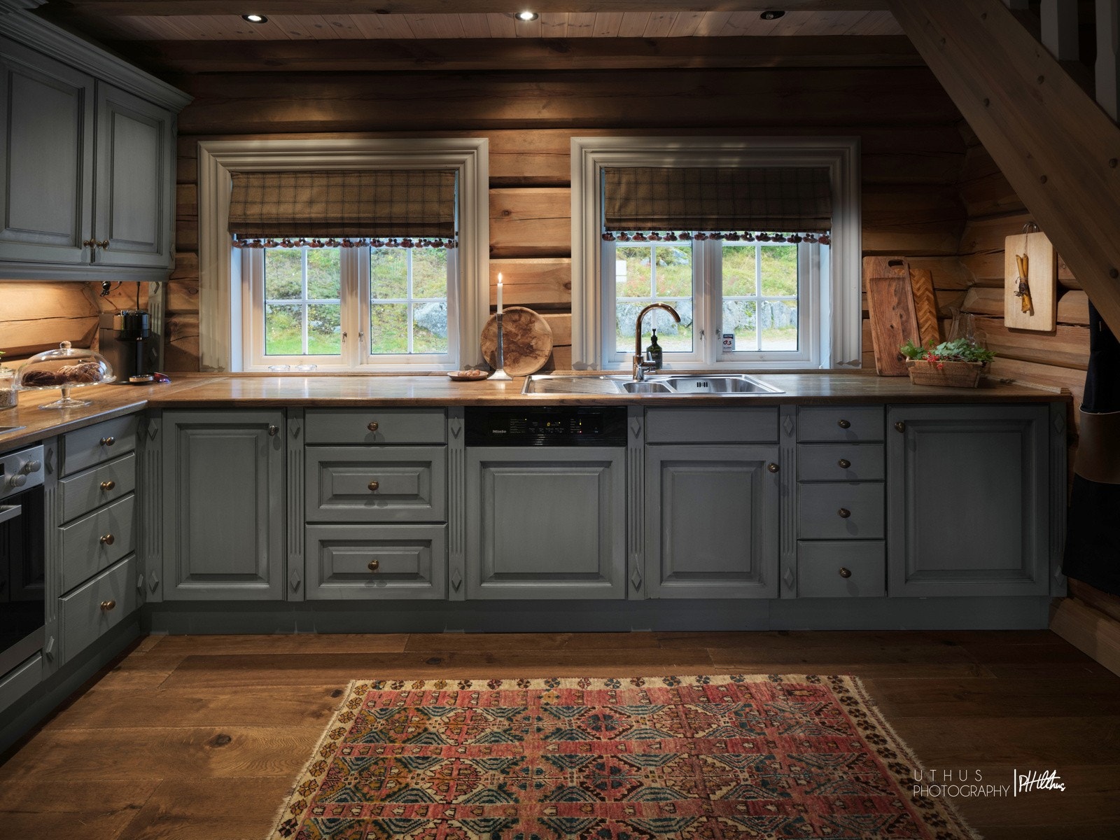 Lekker kjøkkeninnredning med integrerte hvitevarer Galleribilde