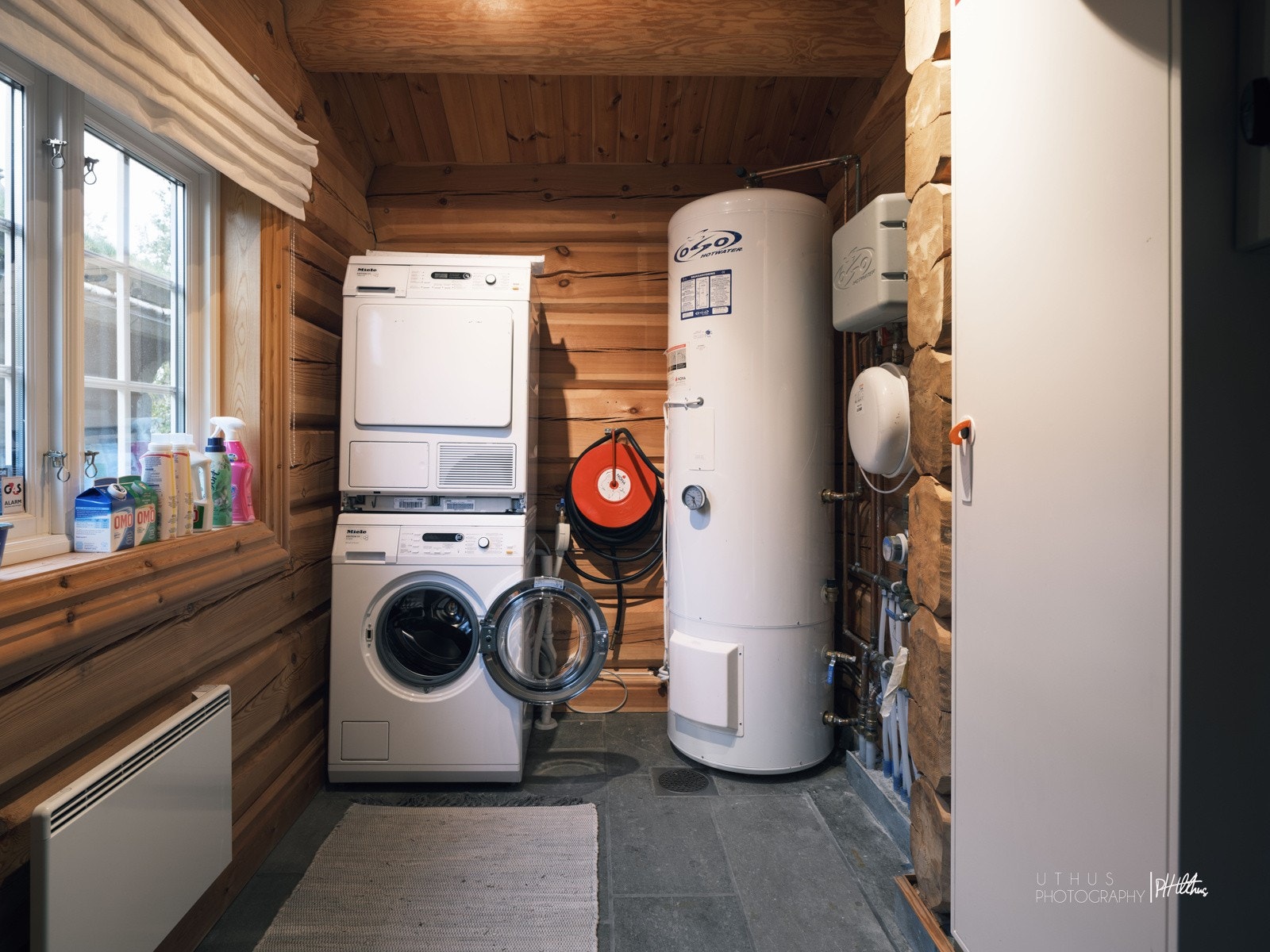 Praktisk teknisk- og vaskerom med adkomst utenfra Galleribilde