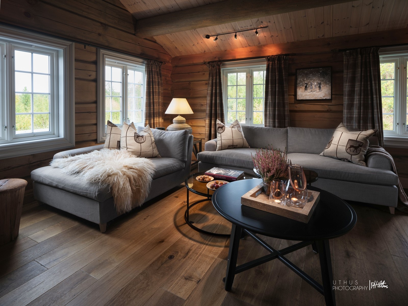 Hytten har to stuer. Her er rikelig med plass til familien Galleribilde