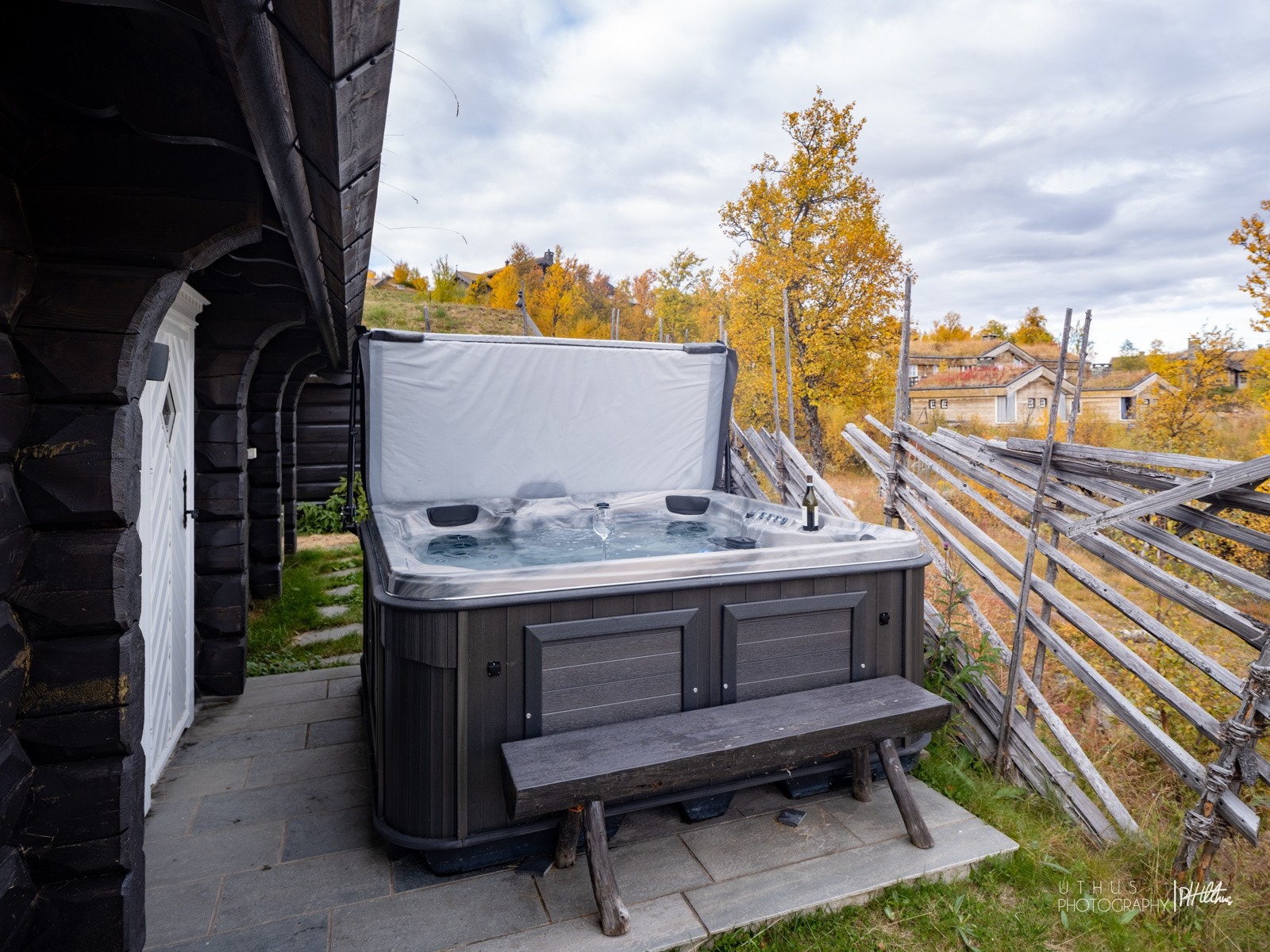 Her har man også utgang til uteplass med jacuzzi Galleribilde