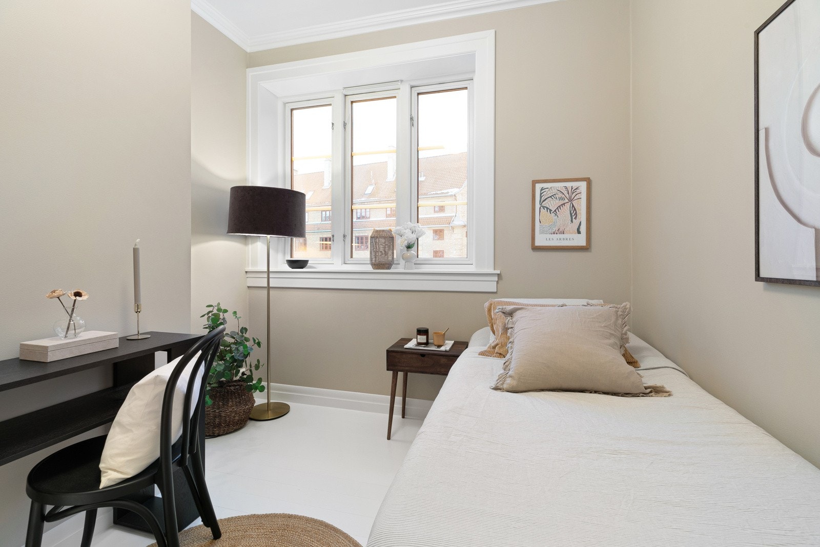 Soverom II - godt med plass til seng, garderobeløsninger og skrivebord Galleribilde