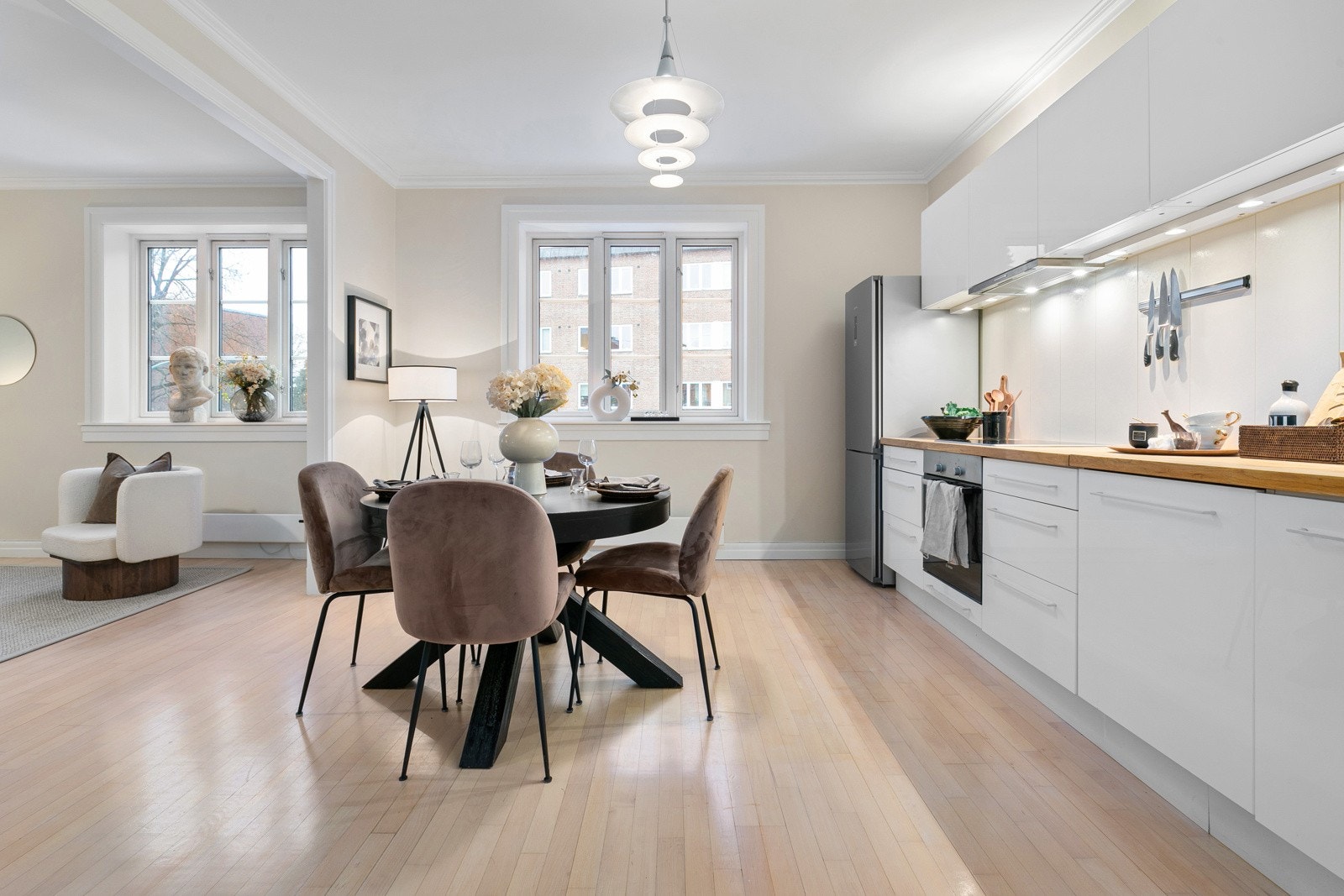 Stilrent og moderne kjøkken med hvite høyglansfronter og stålhåndtak Galleribilde