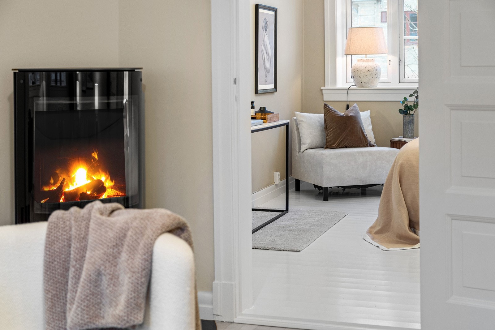 Pen og praktisk vedovn som varmer godt på kalde vinterkvelder Galleribilde