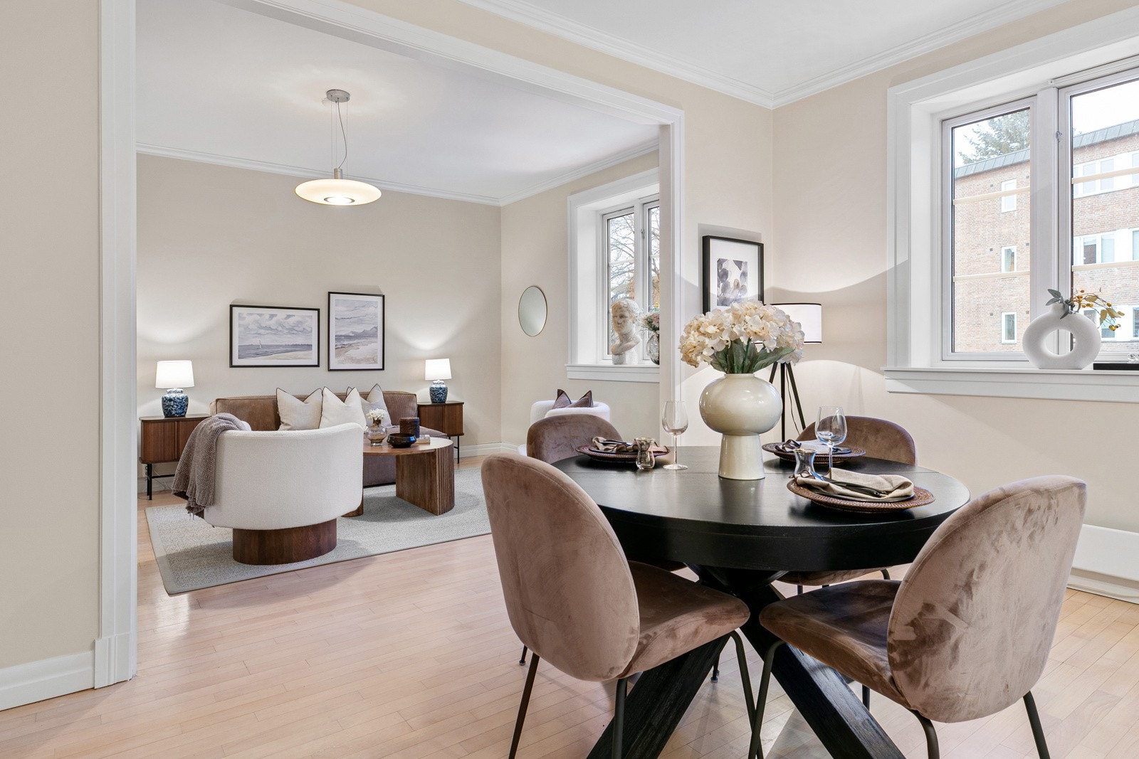 Stuen har en delvis åpen løsning mot kjøkken som fint skiller mellom de ulike sonene, men samtidig føles åpent og sosialt Galleribilde