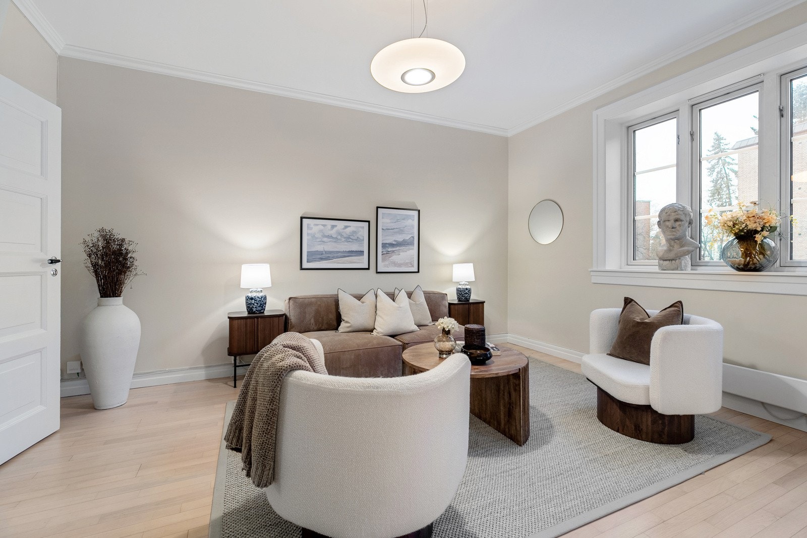 Lys og luftig stue med god plass til stor sofagruppe Galleribilde