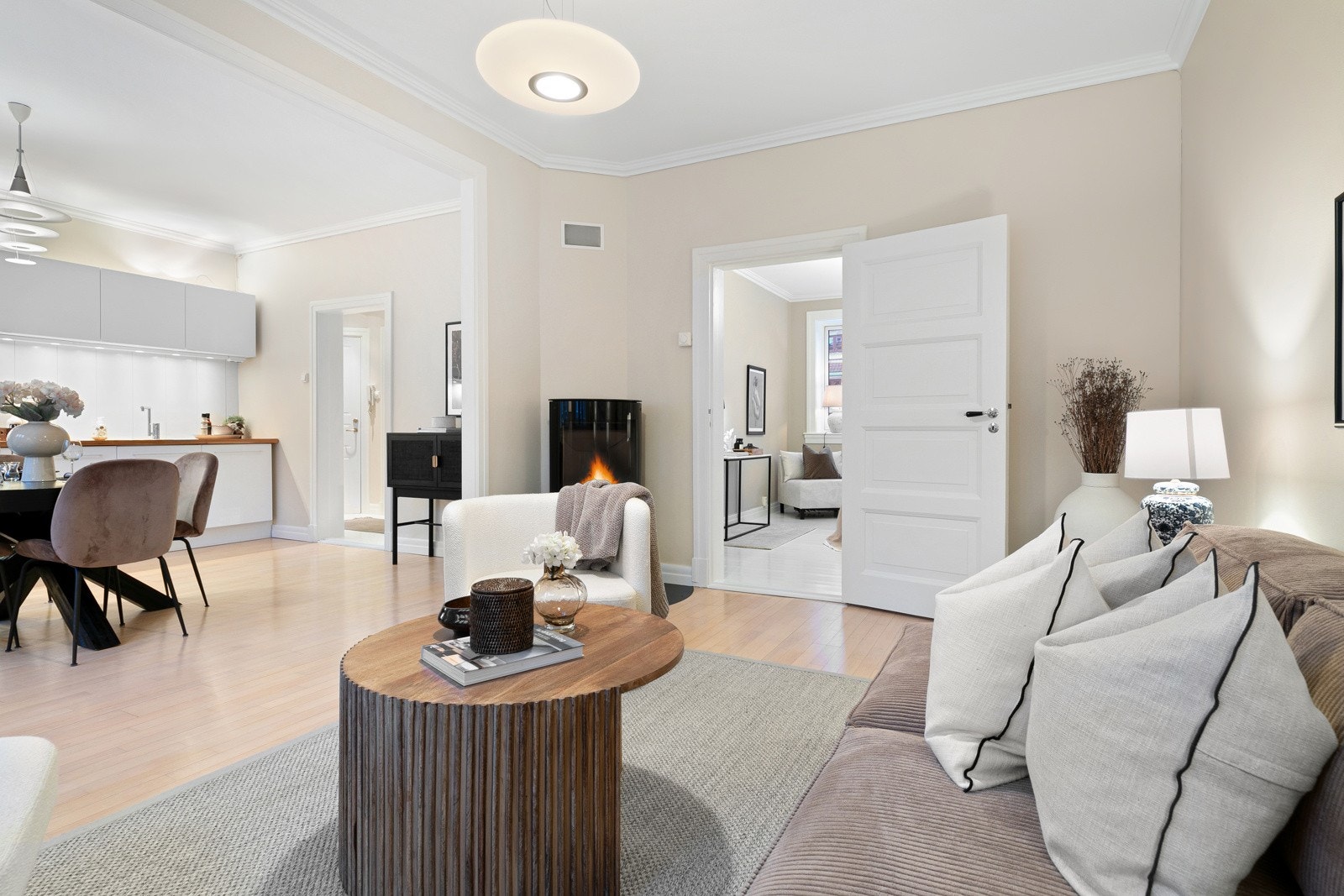 I stuen er det god plass til sofagruppe og spisebord Galleribilde