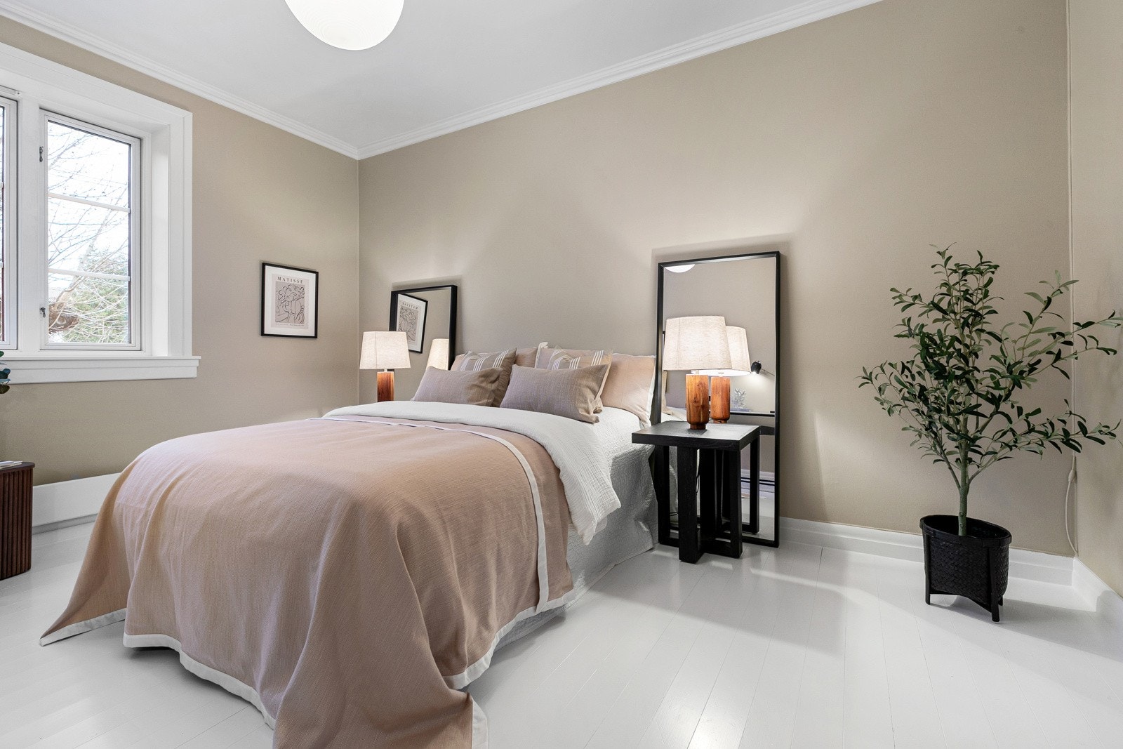 Romslig soverom i behagelige omgivelser med god plass til dobbeltseng og garderobeløsninger. Galleribilde