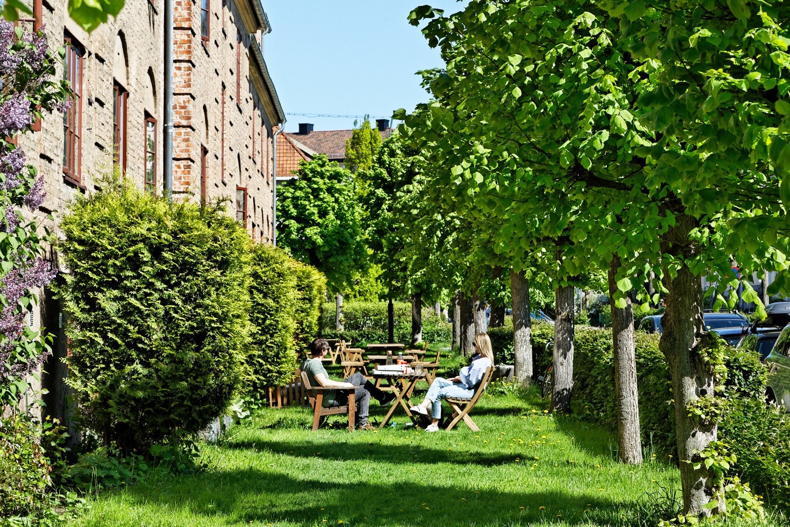 Leiligheten har en tilbaketrukket og barnevennlig beliggenhet med tilgang til flotte fellesområdet i bakgård med lekeplass, sittegrupper, grillområder med mer. Galleribilde
