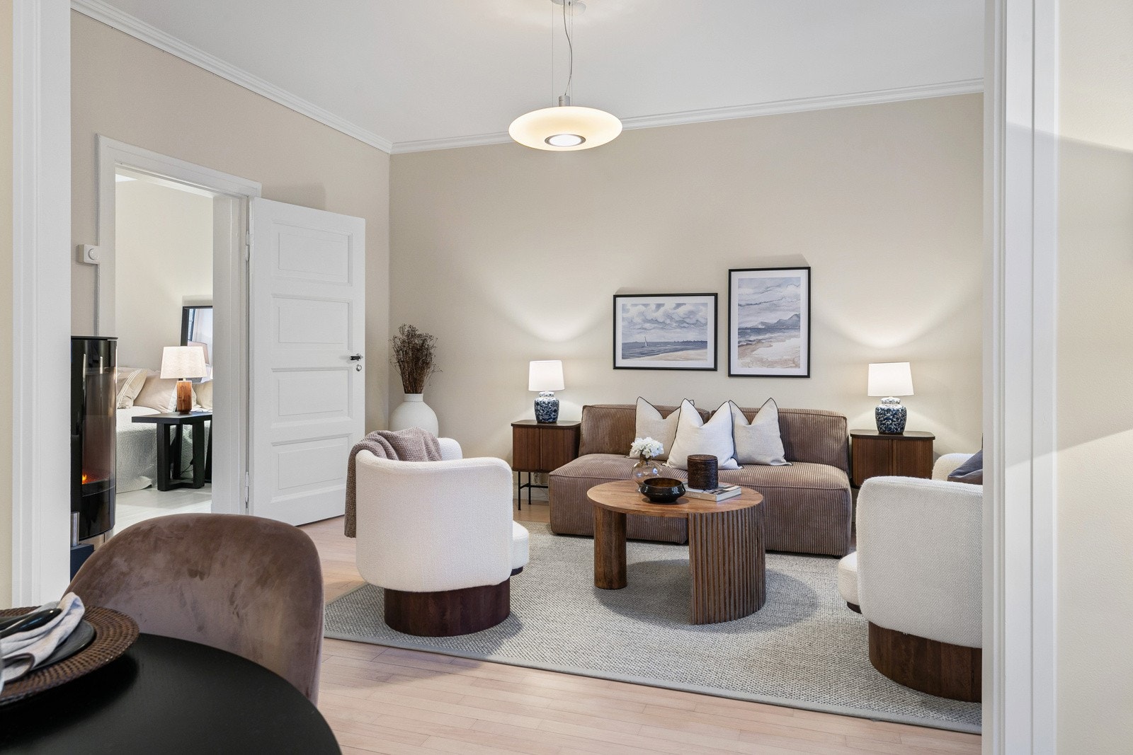 Stuen har flere fine detaljer og er innredet med en flott vedovn Galleribilde