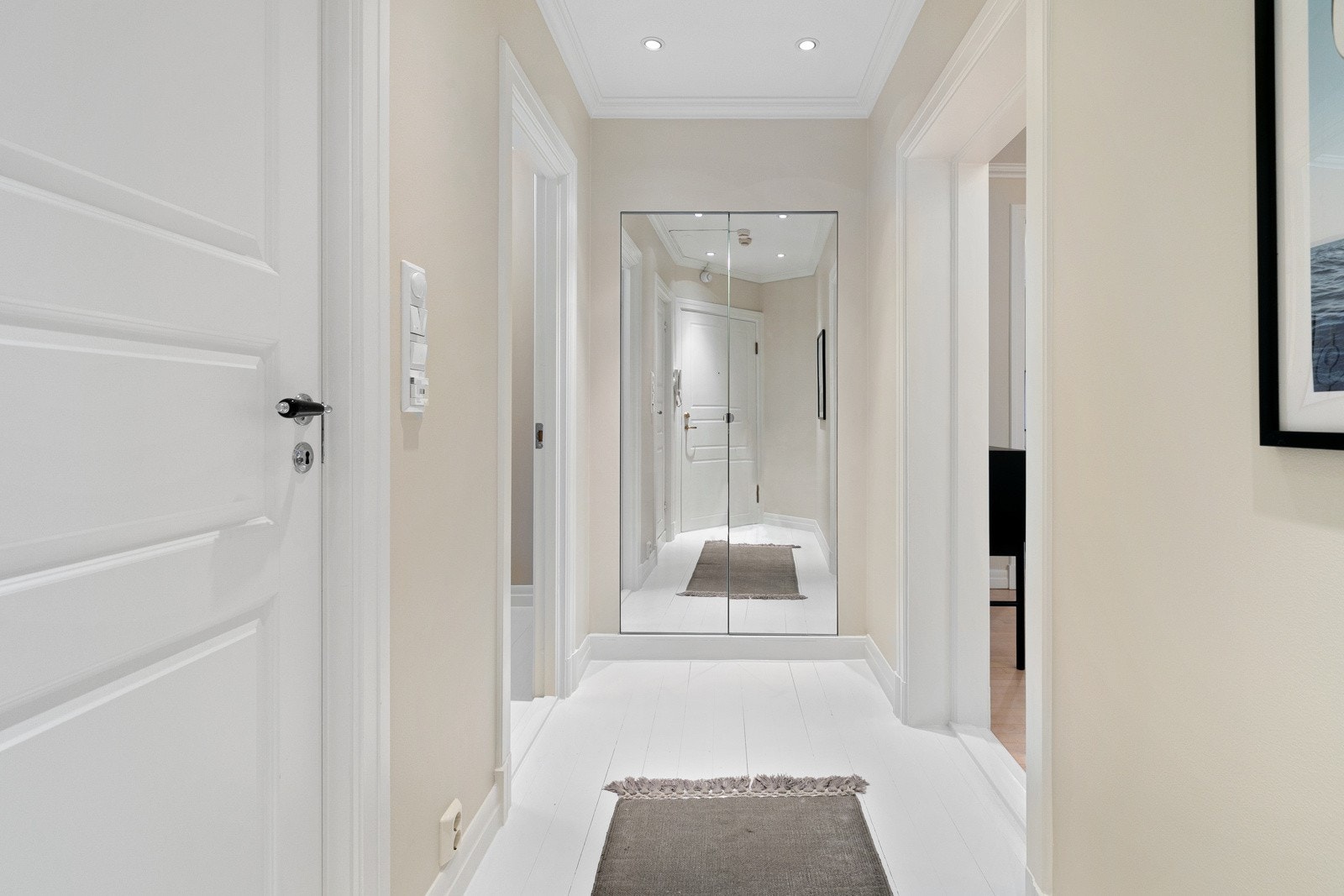 Her har man plass til oppheng av ytterklær og plassering av sko. Galleribilde