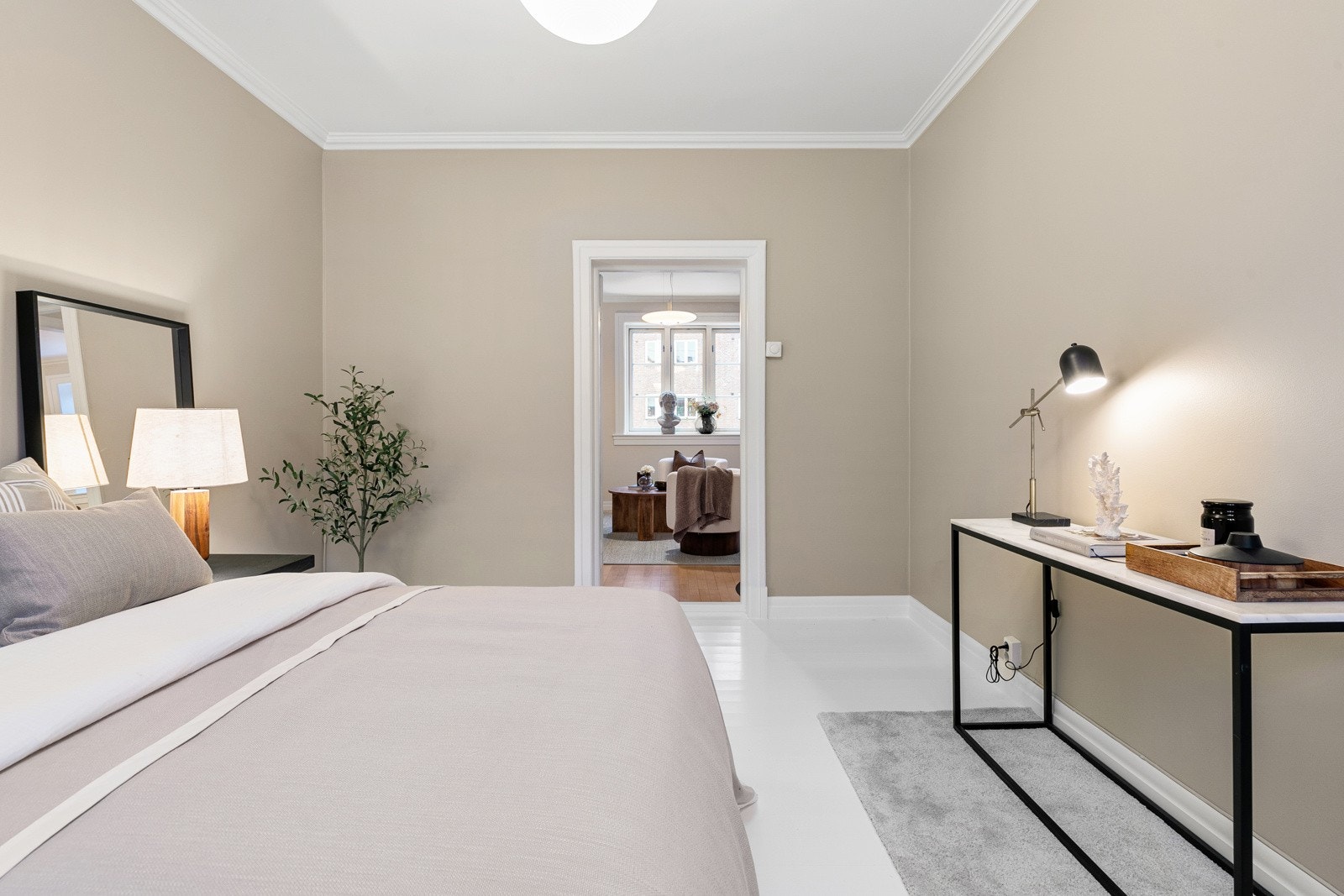 Hovedsoverommet vender ut mot rolig bakgård Galleribilde