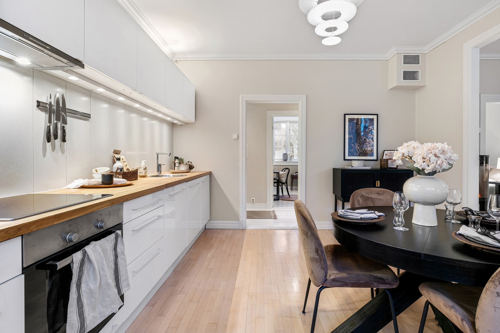 Videre er kjøkkenet inneholder kjøkkenet Integrerte hvitevarer som oppvaskmaskin og platetopp, stekeovn fra Bosch samt avtrekksvifte fra Miele. Galleribilde