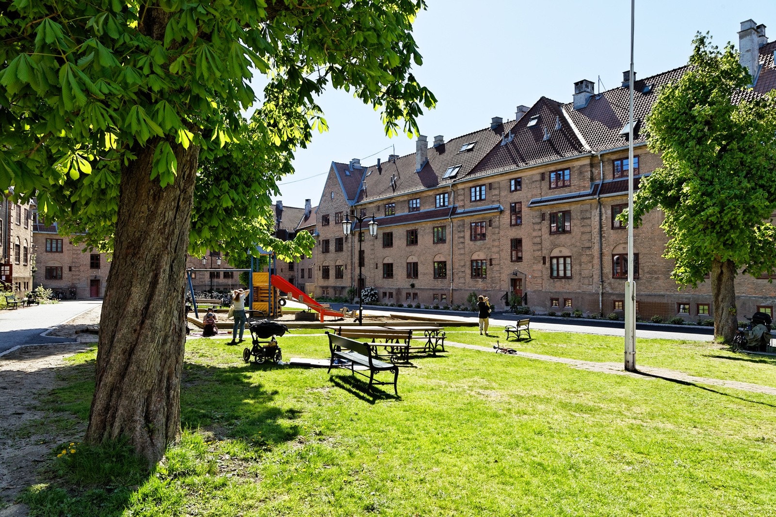 Armauer Hansens gate 15 ligger i et rolig, men sentralt og populært boområde på Lindern. Området kjennetegnes av ærverdige teglsteinsbygg med store bakhager og buede gater Galleribilde