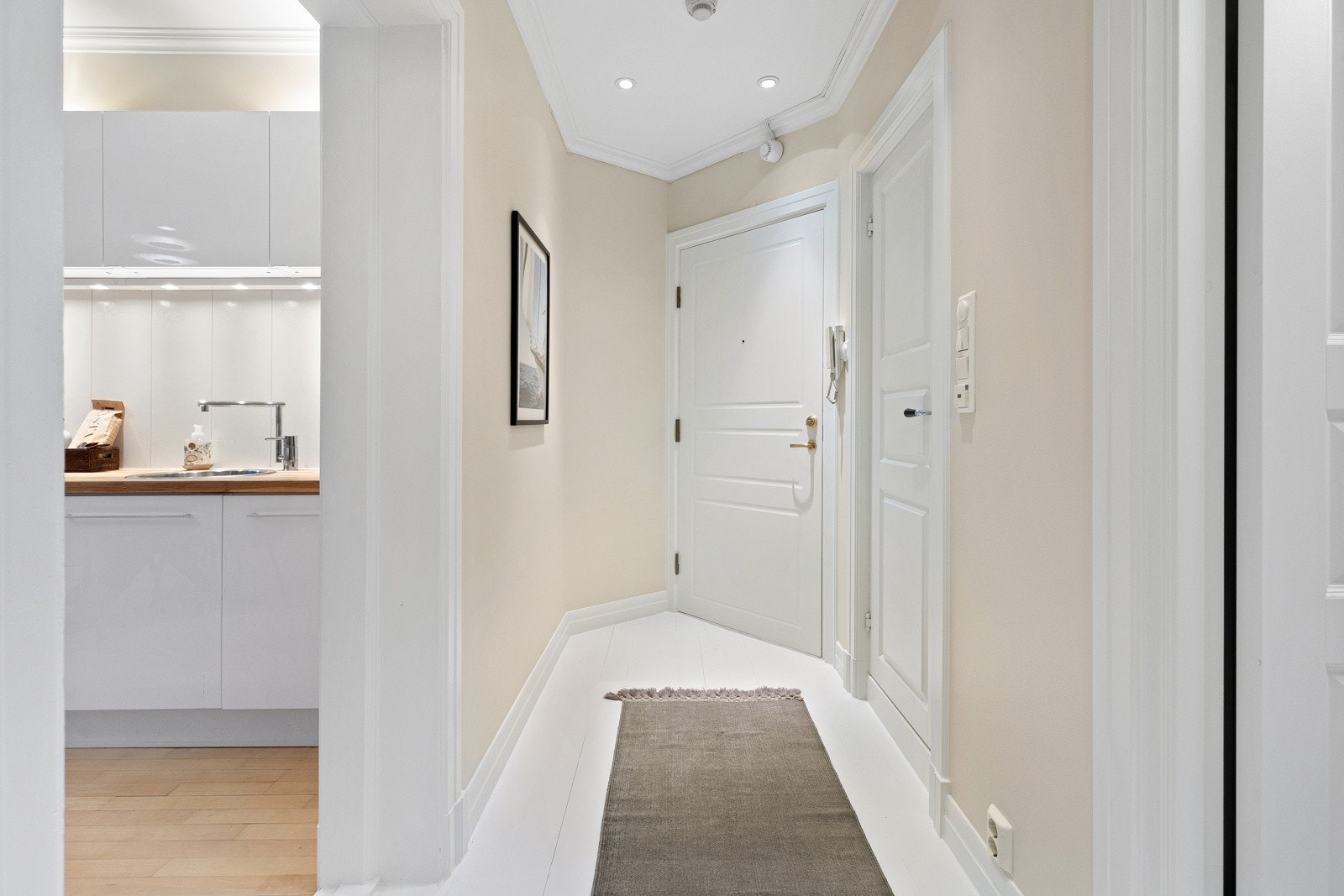 Hyggelig inngangsparti som gir en god velkomst til boligen. Galleribilde