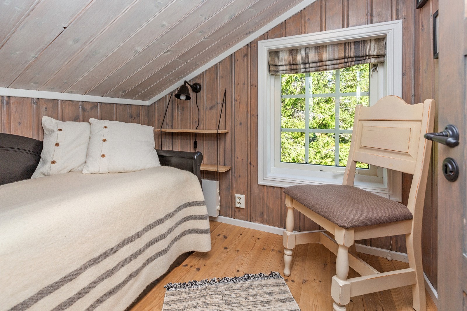 Det er to soverom på hemsen, her er det enkeltseng og behandlede vegger. Furugulv. Galleribilde