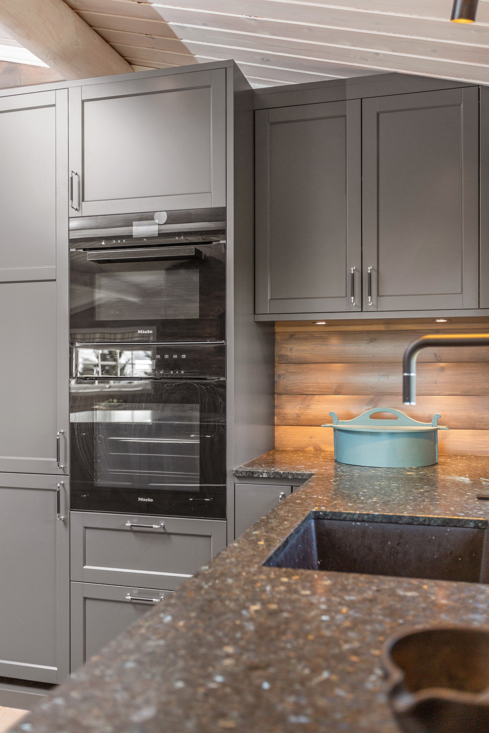 Miele hvitevarer, integrert i innredningen. Oppvaskmaskin, komfyr, induksjonstopp, kombi komfyr/mikro samt kjøl- og fryseskap. Galleribilde