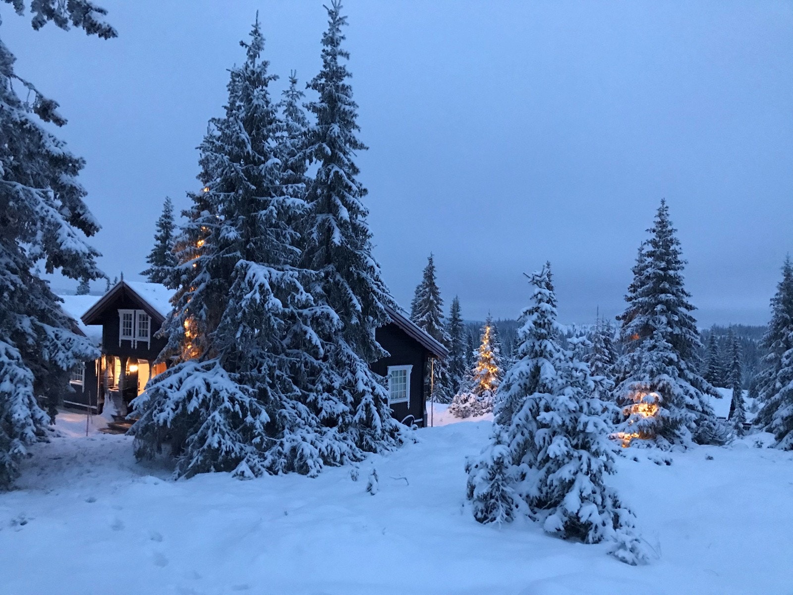 Hytta er pent lyssatt, stemningsfullt! Galleribilde