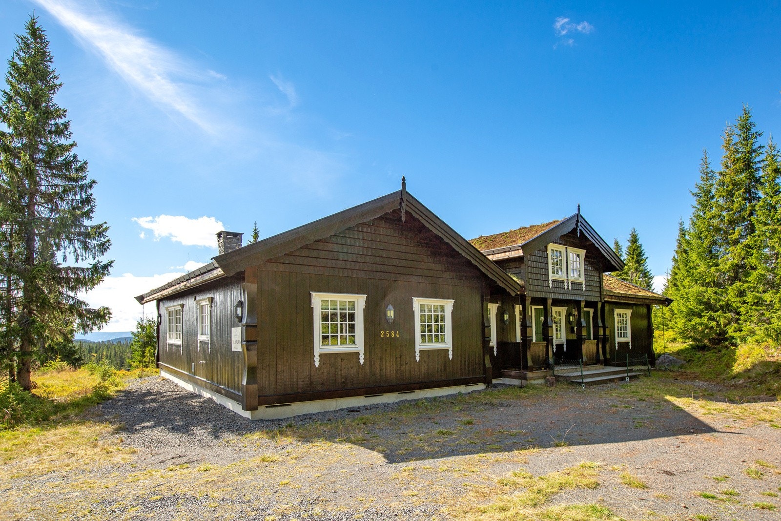 Stor parkeringsplass foran hytta Galleribilde