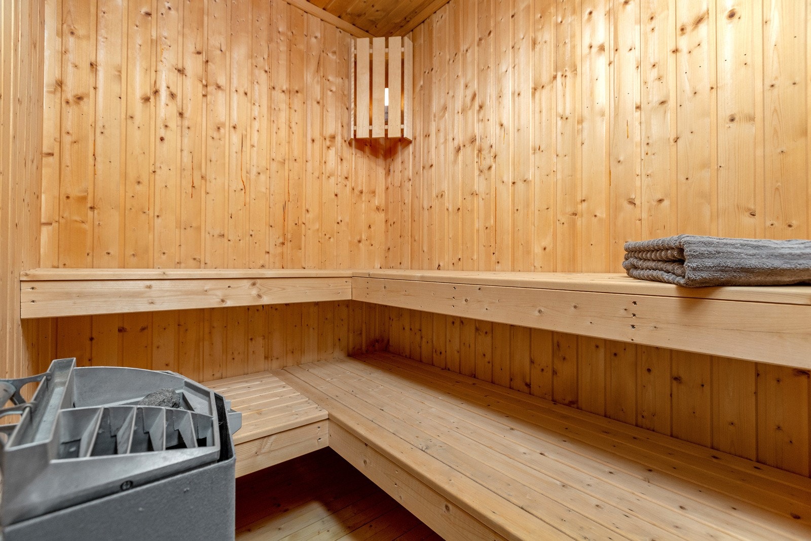 Badstue med god plass, glassdør ut i rommet. Galleribilde