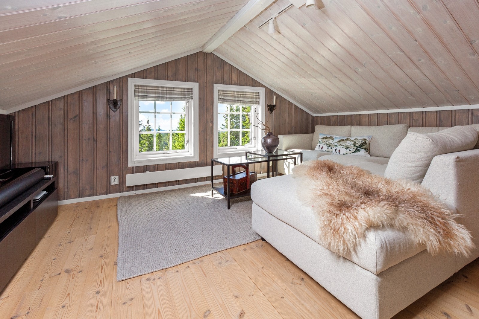 Loftsstue, ypperlig til tv-stue. Lav takhøyde. Galleribilde