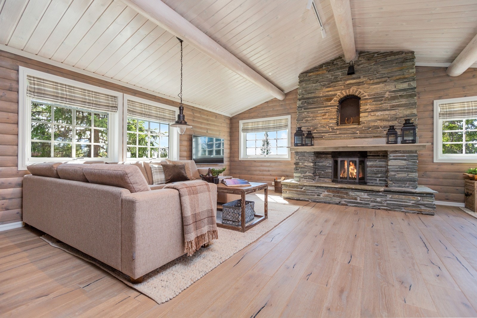 Stuen og spisestuen har blitt beiset, beiset tak samt nytt kjøkken de senere år Galleribilde