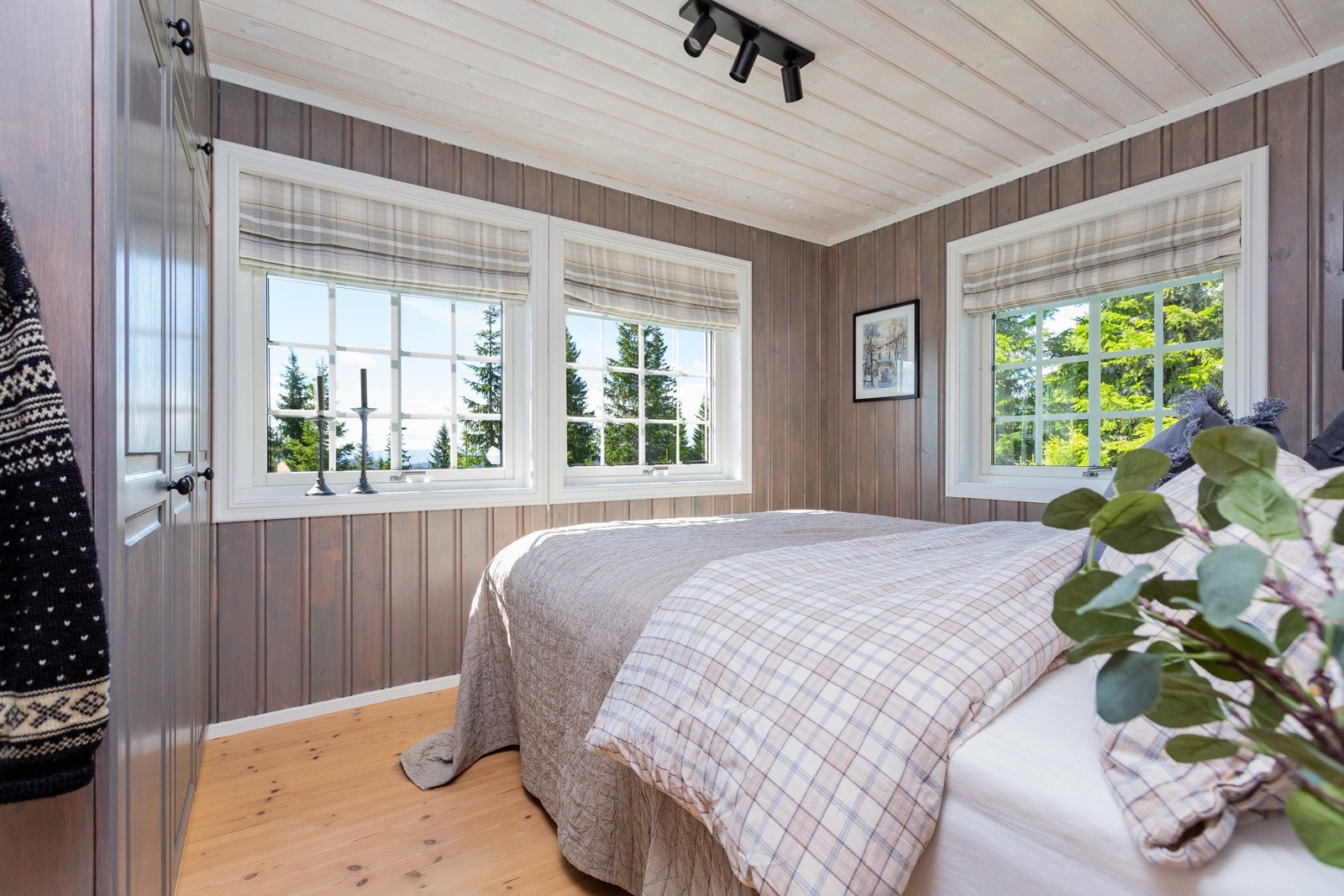 Det er totalt 5 soverom + sovealkove i hytta og plass til mange. Dette hovedsoverommet ligger innerst i gangen i hyttas hovedetasje og har vinduer på flere vegger. Godt med garderobeskap. Galleribilde