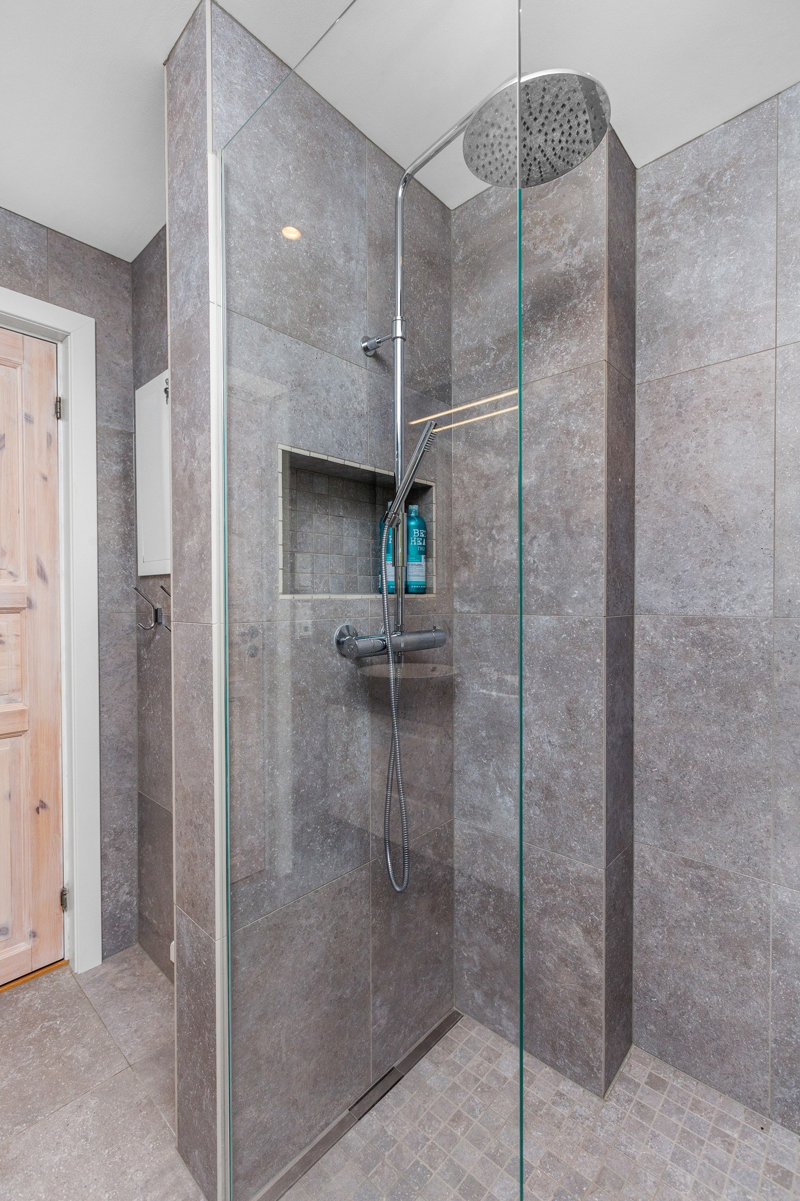 Samme utførelse også her, med innfelt hylle i dusjen, praktisk med oppbevaring. Galleribilde