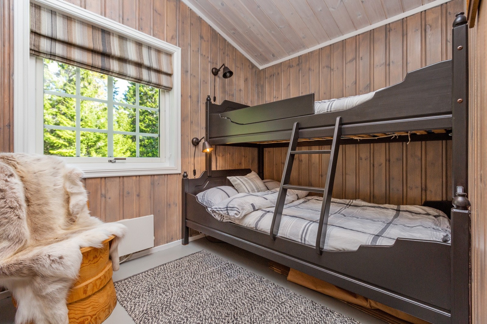 Soverom III - ligger innenfor kjøkkenet, her er det også plass til køyeseng, denne med dobbeltseng i underkøyen. Galleribilde