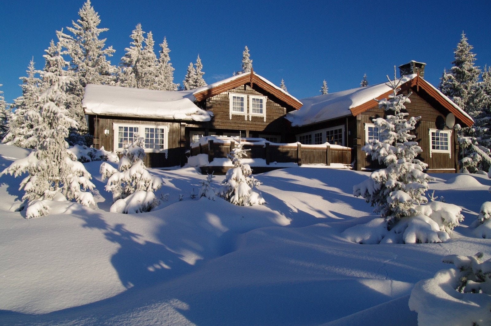 Denne hytta ligger for seg selv innerst i en blindveg på en liten kolle med nydelig utsikt og meget gode solforhold Galleribilde