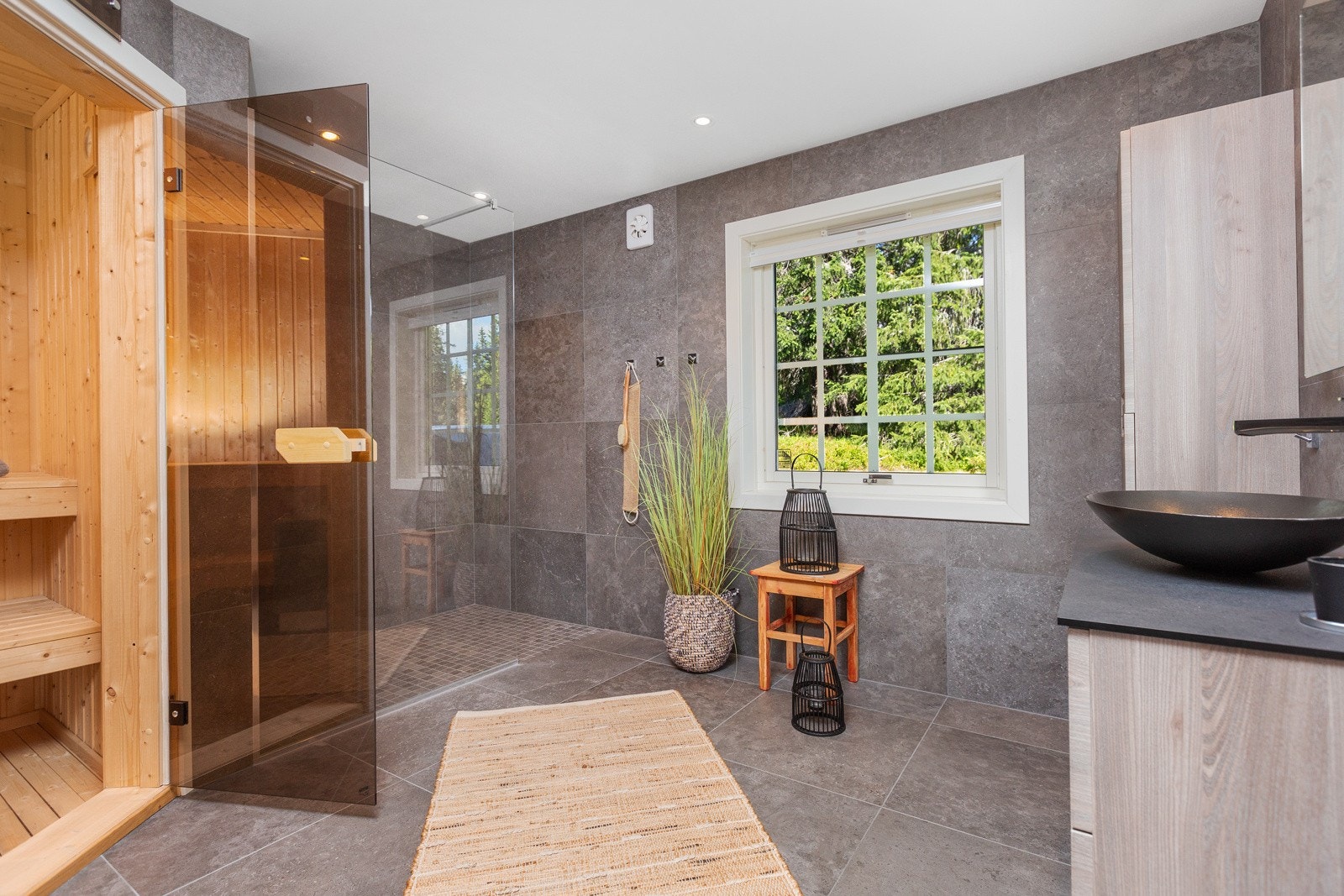 Moderne og store fliser, gjennomført stil i hele rommet Galleribilde