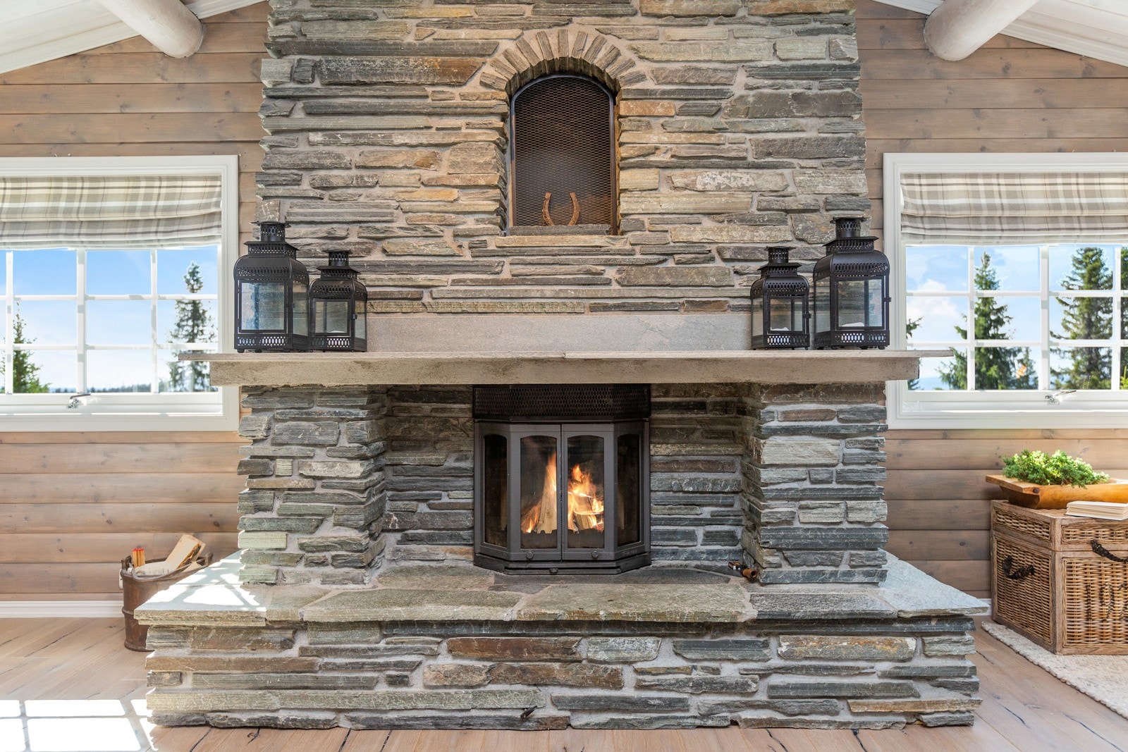 I tilegg er det en murt peis med innsats, utført av lokalt murerfirma, den er et møbel i seg selv og varmer på ekstra kalde dager. Galleribilde