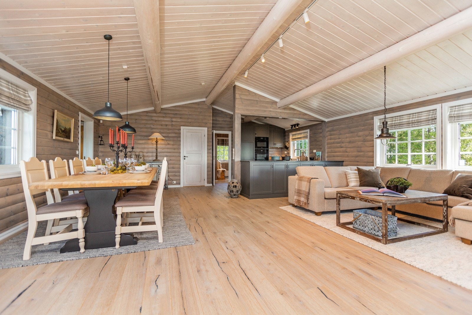 Langbordet er av heltre og medfølger hytta Galleribilde