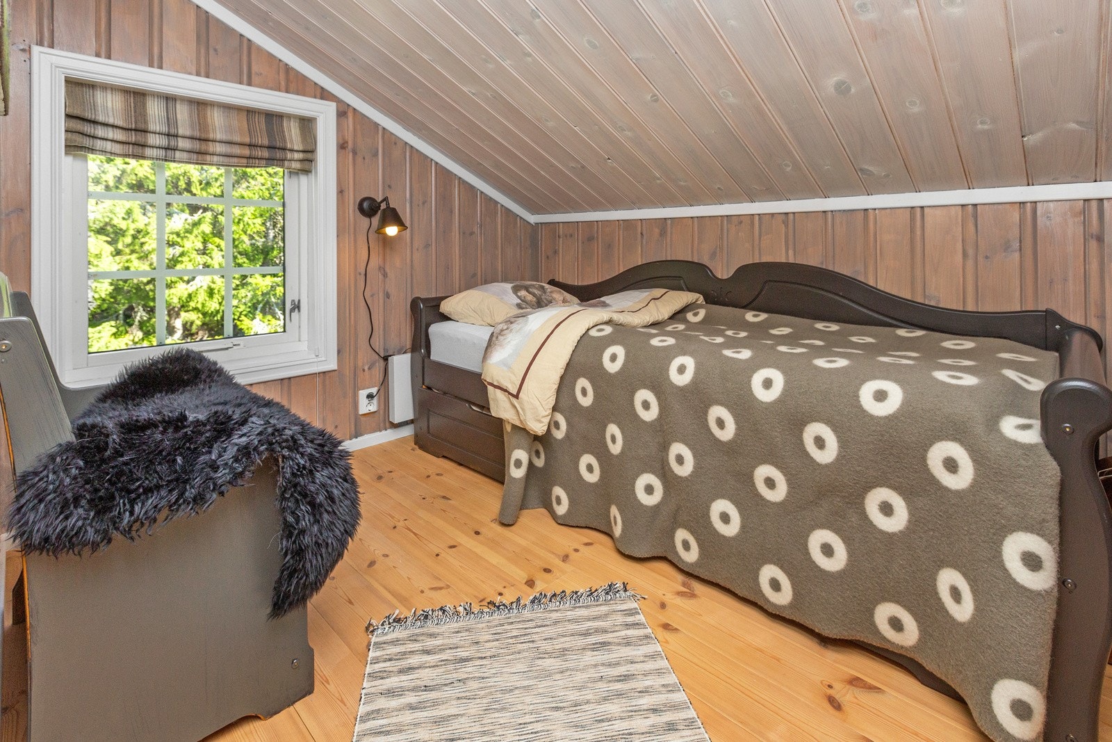 Soverom V med skuvseng som omgjøres til dobbeltseng. Begge disse to soverommene ligger på hemsen. Galleribilde